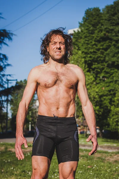 Long haired athlete getting ready for running — Stock Photo, Image
