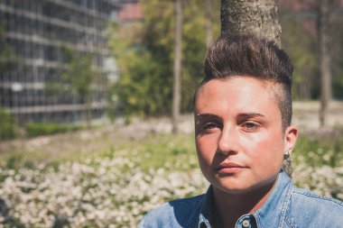 otların arasında oturan kısa saçlı kız