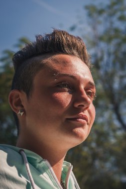 kısa saçlı kız portresi