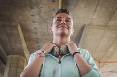 kulaklıklar oldukça kısa saçlı kız portresi