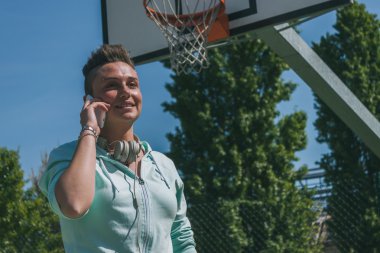 bir basketbol oyun telefonda konuşurken kısa saçlı kız
