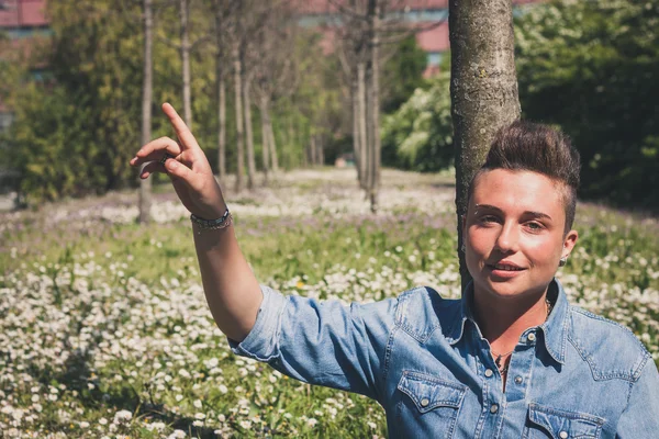 Mädchen mit kurzen Haaren sitzt im Gras — Stockfoto