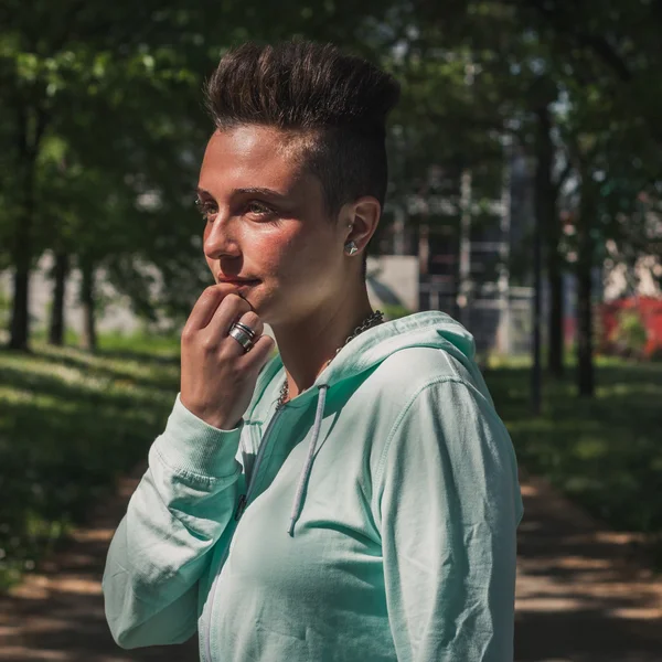 Portrait d'une fille aux cheveux courts — Photo