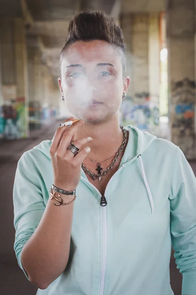 Retrato de menina de cabelo curto com capuz fumar — Fotografia de Stock