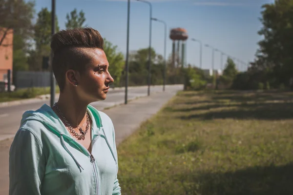 Kort haar meisje permanent in het gras — Stockfoto