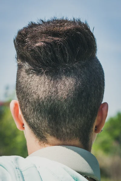 Detalhe de um corte de cabelo feminino — Fotografia de Stock