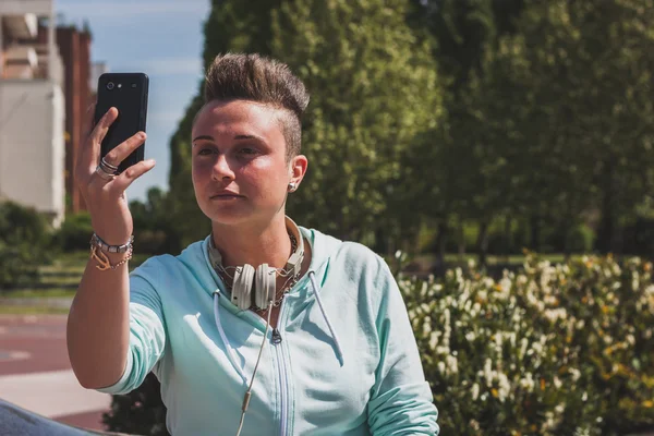 Portrait d'une fille aux cheveux courts prenant un selfie — Photo