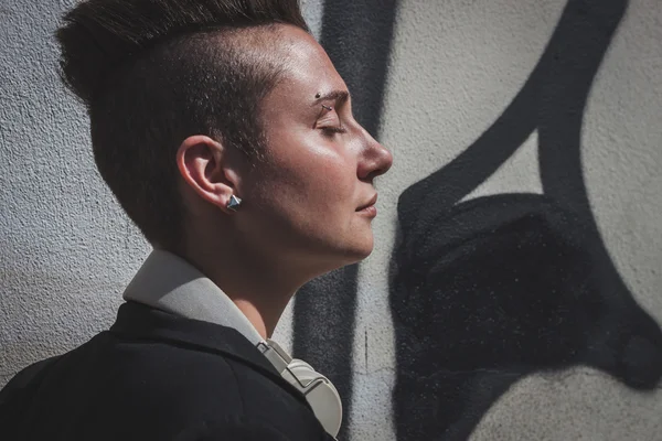 Pretty short hair girl posing against a wall — Stock Photo, Image