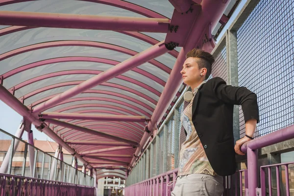 Pretty short hair girl posing on a bridge — Stock Photo, Image