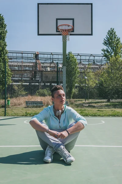 Menina de cabelo curto em um playground de basquete — Fotografia de Stock