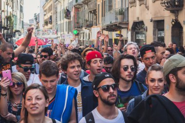 İnsanlar katılan mayday geçit Milano, İtalya