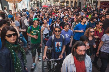 İnsanlar katılan mayday geçit Milano, İtalya