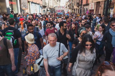 İnsanlar katılan mayday geçit Milano, İtalya