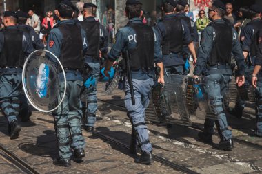 Polis İmdat geçit Milano, İtalya takip edin.