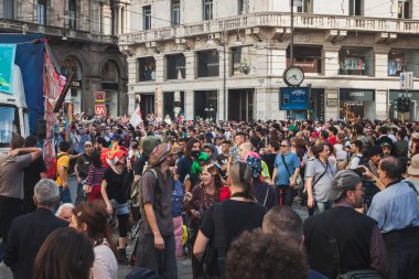 İnsanlar katılan mayday geçit Milano, İtalya
