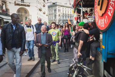 İnsanlar katılan mayday geçit Milano, İtalya