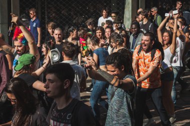 İnsanlar katılan mayday geçit Milano, İtalya