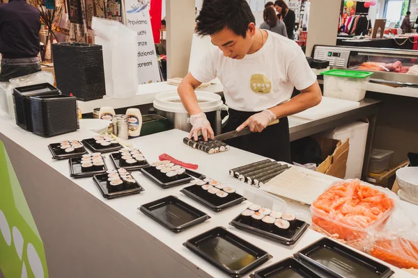 Sushi-Brötchen-Zubereitung beim Orient-Festival in Mailand, Italien — Stockfoto