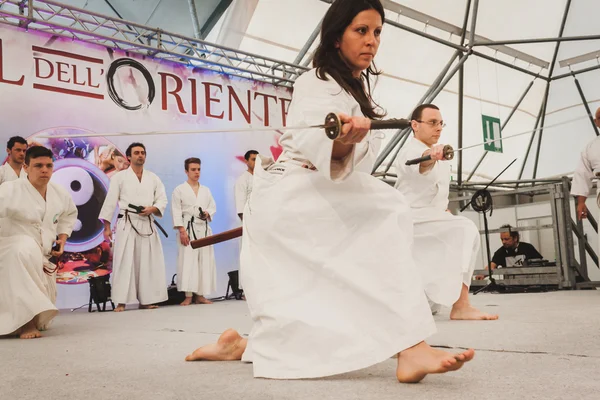 Combatientes de espada Katana en el Festival de Oriente en Milán, Italia —  Fotos de Stock