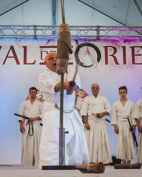 Lutadores de espada Katana no Festival do Oriente em Milão, Itália — Fotografia de Stock