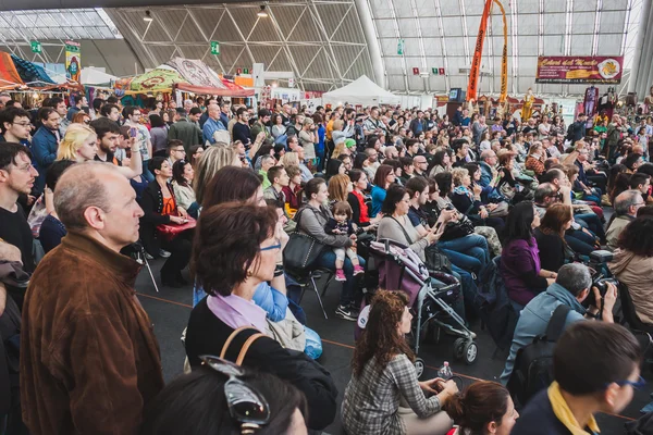 Personas que visitan Orient Festival en Milán, Italia — Foto de Stock