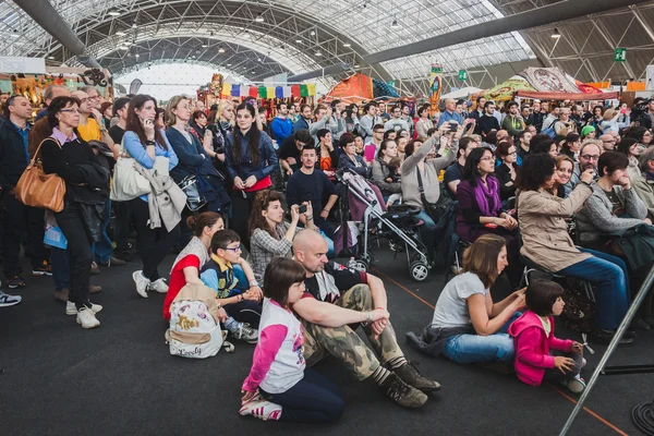 Lidé navštěvující orient festival v Miláně, Itálie — Stock fotografie