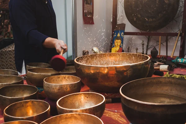 Milano, İtalya şark Festivali'nde büyük su yuvarlak kase — Stok fotoğraf