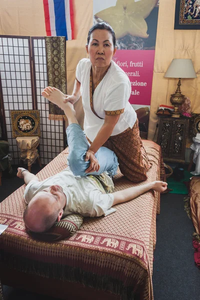 Thailändsk massage på orient festival i Milano, Italien — Stockfoto