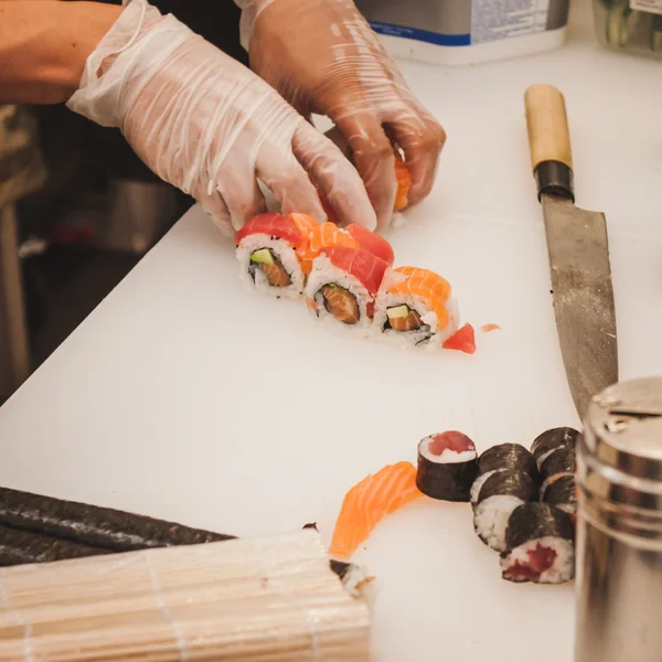 Sushi rullar förberedelse på orient festival i Milano, Italien — Stockfoto