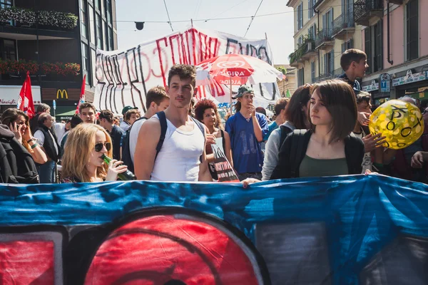 Ludzie biorący udział w paradzie mayday w Mediolan, Włochy — Zdjęcie stockowe