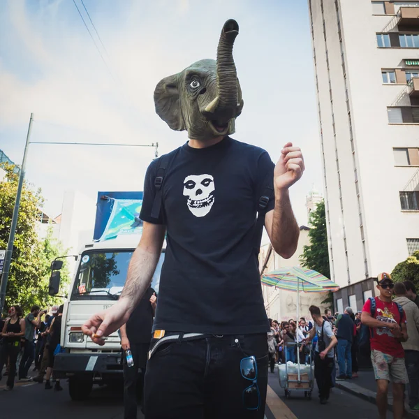 People taking part in Mayday parade in Milan, Italy — Stock Photo, Image