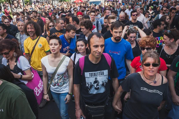 Lidé, kteří se účastní v prvomájovém průvodu v Miláně, Itálie — Stock fotografie