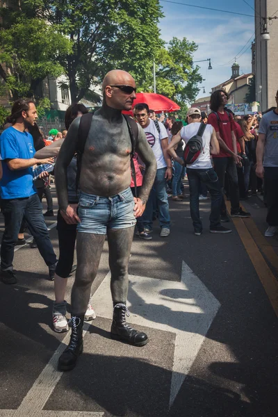 People taking part in Mayday parade in Milan, Italy — Stock Photo, Image