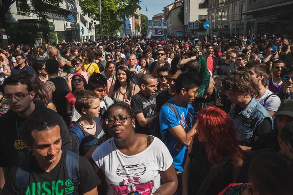 Οι άνθρωποι που παίρνουν μέρος στην παρέλαση Πρωτομαγιά στο Μιλάνο, Ιταλία — Φωτογραφία Αρχείου