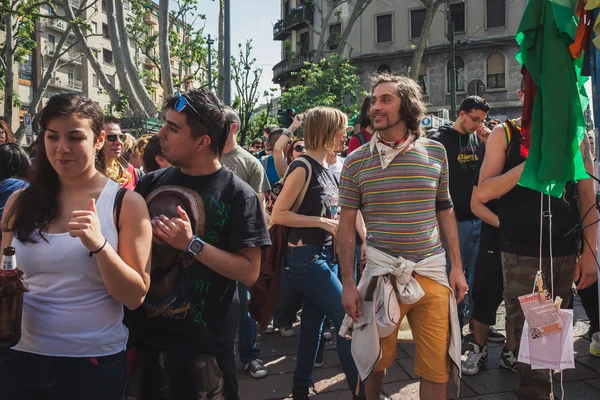 Mensen die deelnemen aan mayday parade in Milaan, Italië — Stockfoto