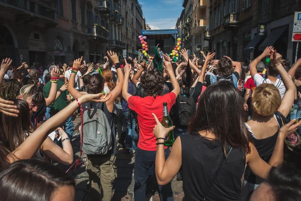 Οι άνθρωποι που παίρνουν μέρος στην παρέλαση Πρωτομαγιά στο Μιλάνο, Ιταλία — Φωτογραφία Αρχείου