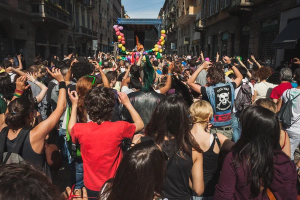 Ludzie biorący udział w paradzie mayday w Mediolan, Włochy — Zdjęcie stockowe