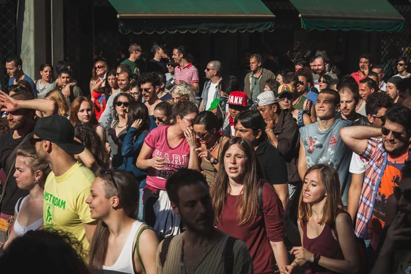 People taking part in Mayday parade in Milan, Italy — Stock Photo, Image