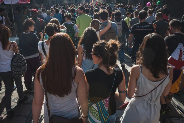 Pessoas que participam do desfile Mayday em Milão, Itália — Fotografia de Stock