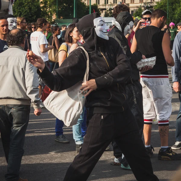 Protester throwing an egg during Mayday parade in Milan, Italy — Stock Photo, Image