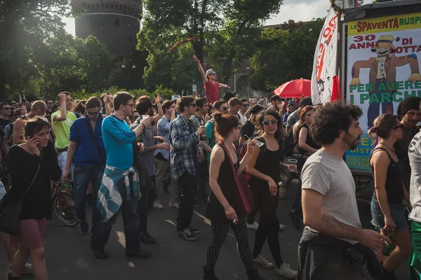 Personas que participan en el desfile de Mayday en Milán, Italia —  Fotos de Stock