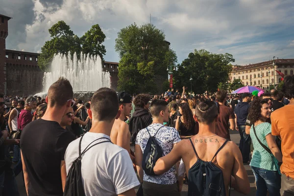 Οι άνθρωποι που παίρνουν μέρος στην παρέλαση Πρωτομαγιά στο Μιλάνο, Ιταλία — Φωτογραφία Αρχείου