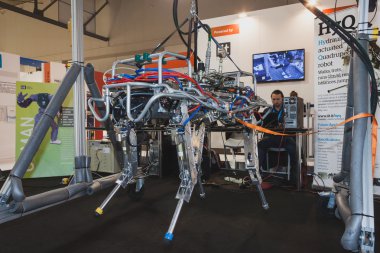 hyq robot ekranda solarexpo 2014 Milano, İtalya