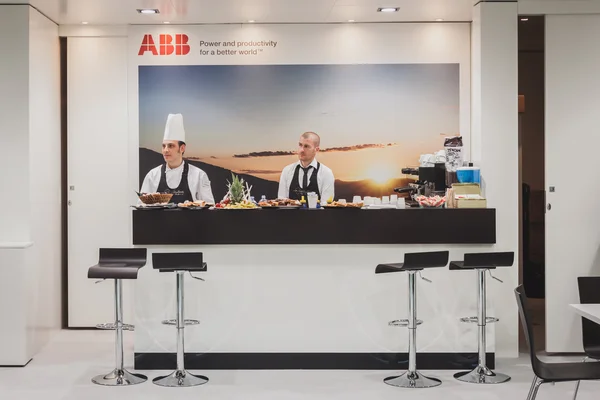 Catering dentro do stand da ABB no Solarexpo 2014 em Milão, Itália — Fotografia de Stock