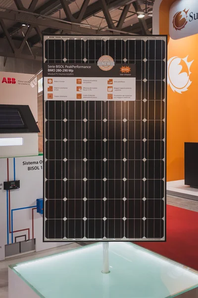 Панелі сонячних батарей на дисплеї на solarexpo 2014 в Мілані, Італія — стокове фото
