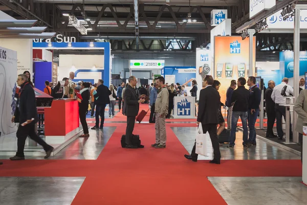 Personer som besöker solarexpo 2014 i Milano, Italien — Stockfoto