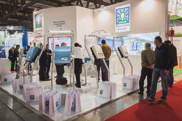 Pessoas que visitam Solarexpo 2014 em Milão, Itália — Fotografia de Stock