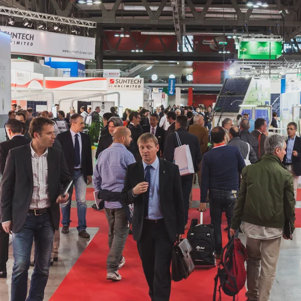 Personas que visitan Solarexpo 2014 en Milán, Italia — Foto de Stock