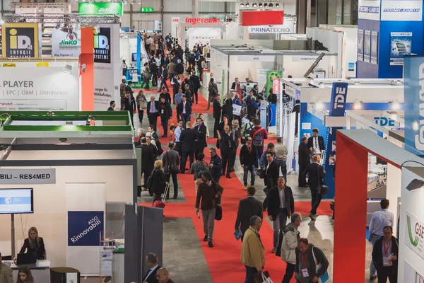 Vista dall'alto di persone e stand a Solarexpo 2014 a Milano — Foto Stock