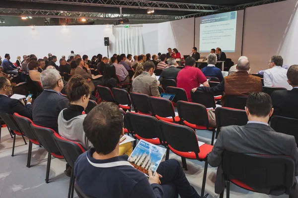 Personas tras una conferencia en Solarexpo 2014 en Milán, Italia —  Fotos de Stock